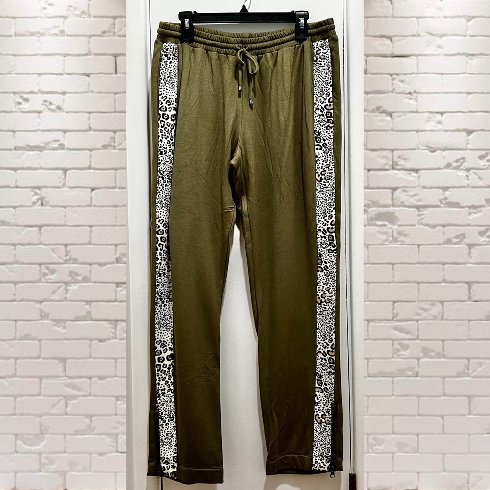 NWT Hale Bob Olive Green w/Leopard Prints Sides , Drawstring & Ankle Zippers